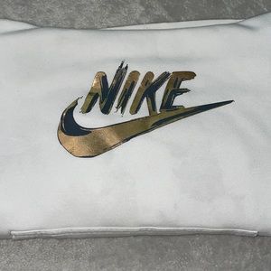 Nike sweater with hoodie and pocket on the front